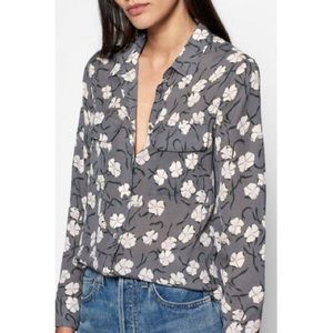 Equipment Slim Signature 100% Silk Blouse